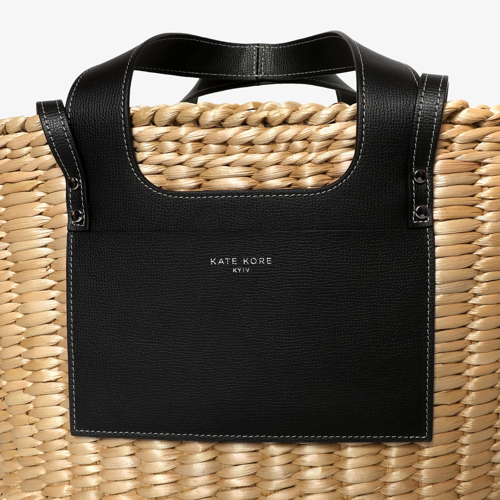 Kate Kore Straw Essence Tote Black — сумка-тоут з натурального очерету, на моделі