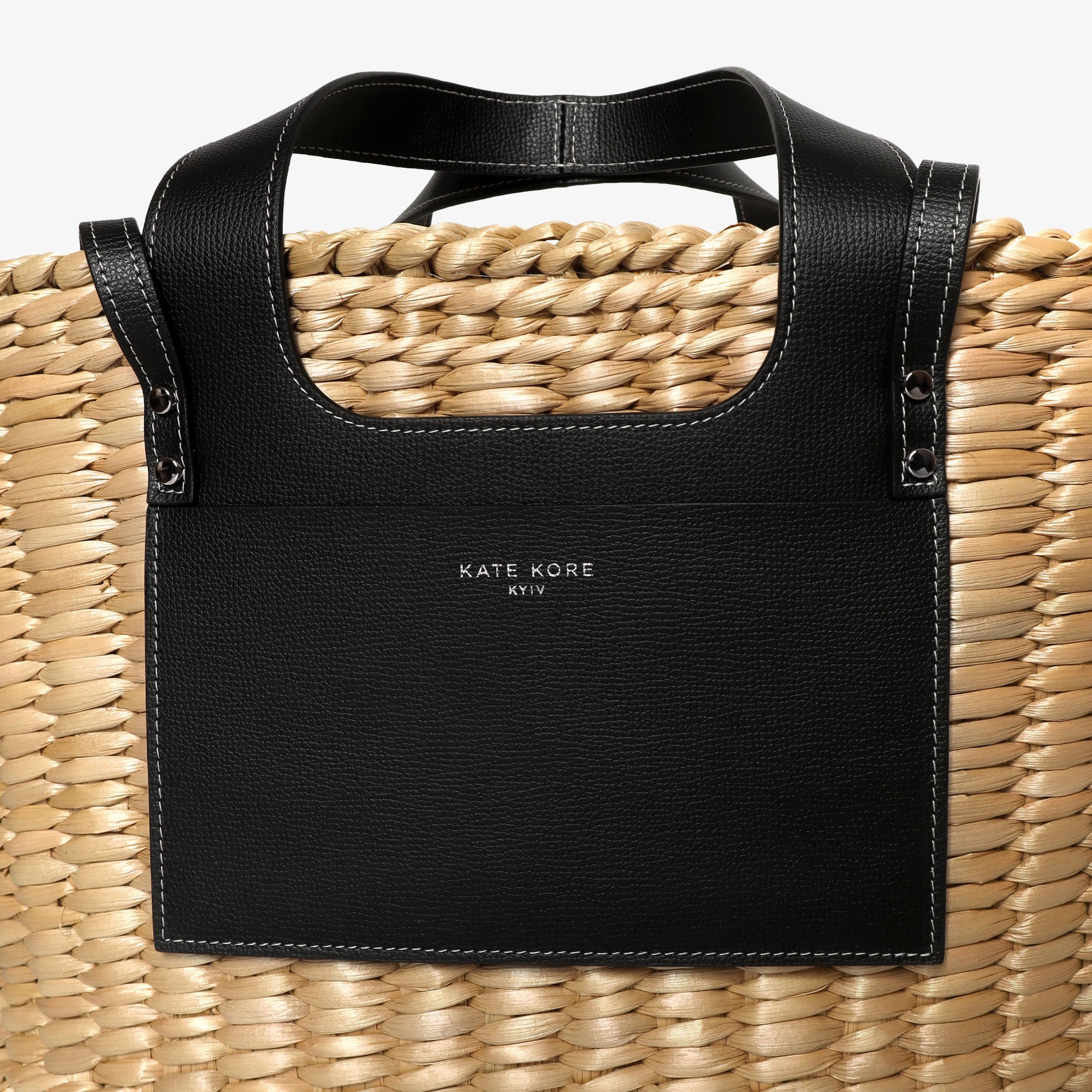 Kate Kore Straw Essence Tote Black — сумка-тоут з натурального очерету, на моделі