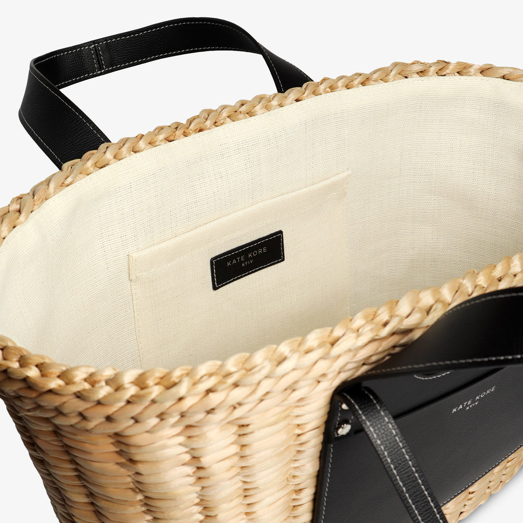 Kate Kore Straw Essence Tote Black — сумка-тоут з натурального очерету, вигляд збоку