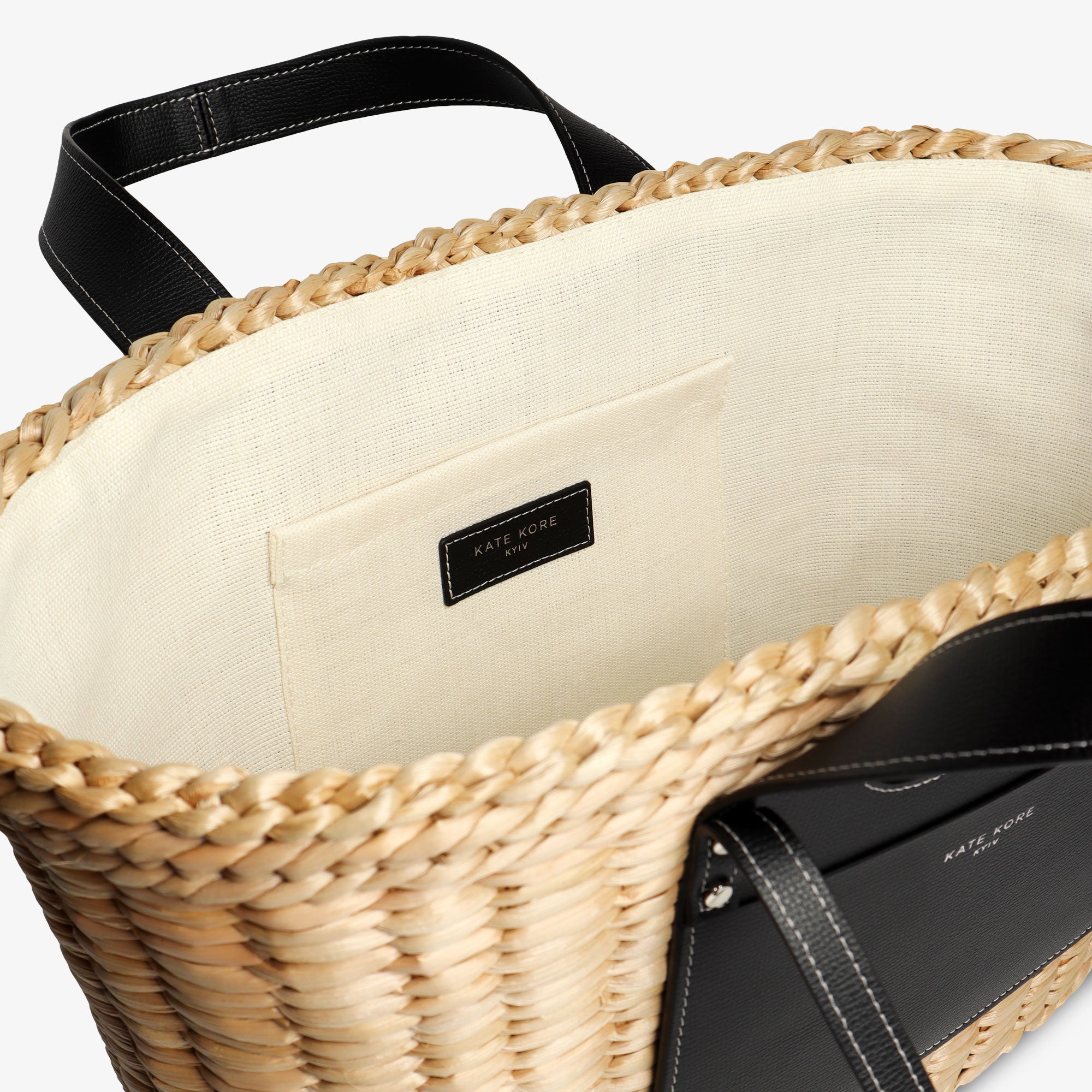 Kate Kore Straw Essence Tote Black — сумка-тоут з натурального очерету, вигляд збоку