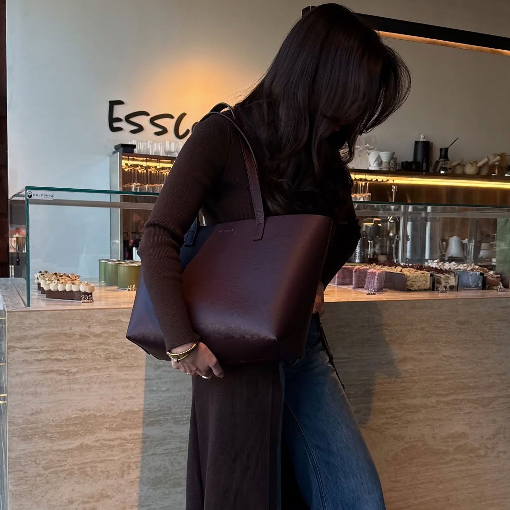 Product-Saffiano-Tote-Bordo-model-web