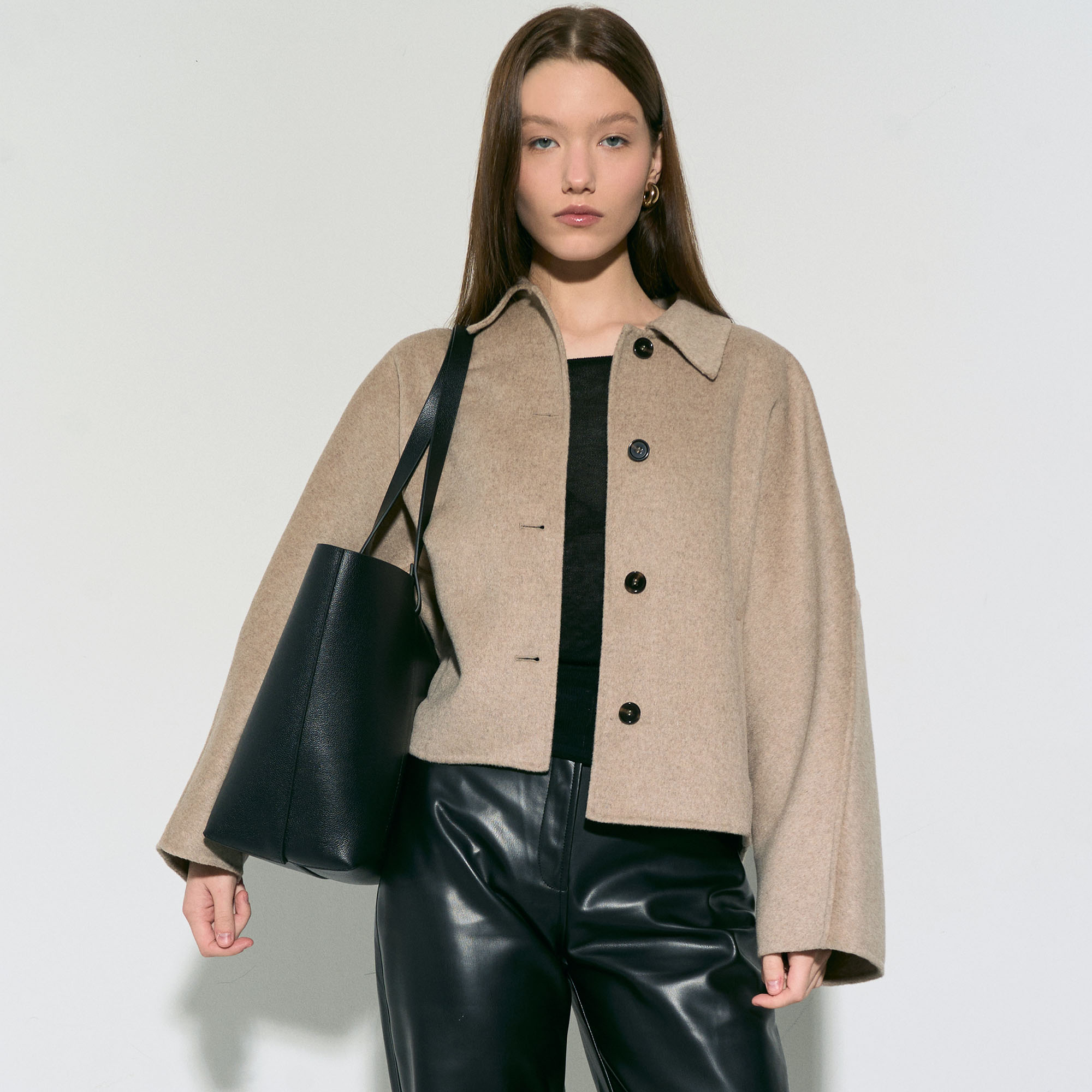 Sona Tote Black inside model 01 web