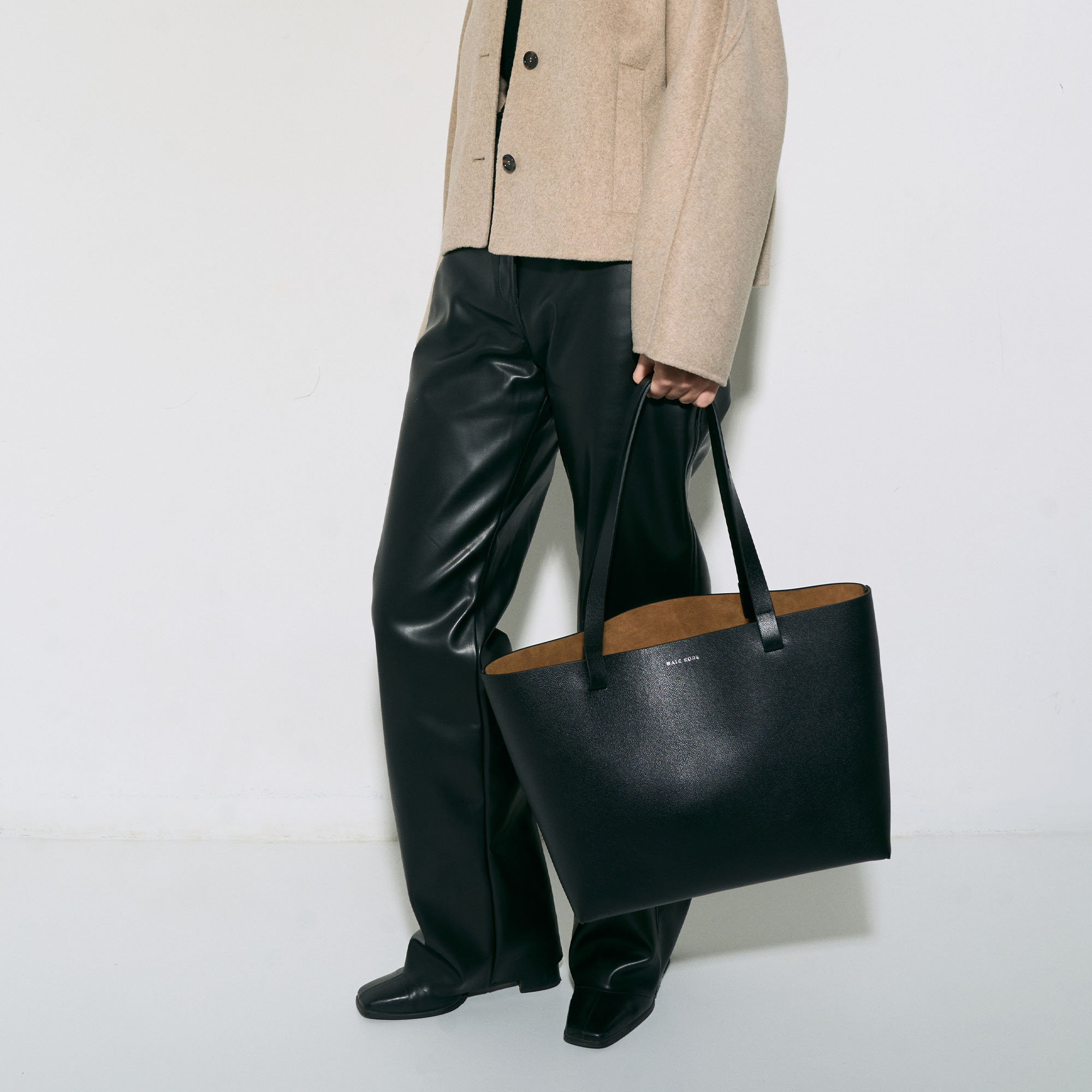 Sona Tote Black inside model 02 web